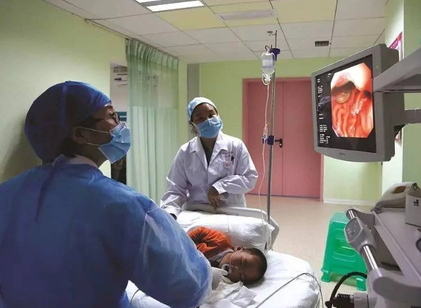 Bé gái 8 tháng tuổi mắc bệnh người lớn nguyên nhân do bà ngoại mà ra - 1