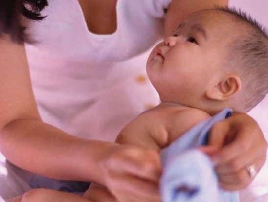 Bé gái 8 tháng tuổi mắc bệnh người lớn nguyên nhân do bà ngoại mà ra - 2