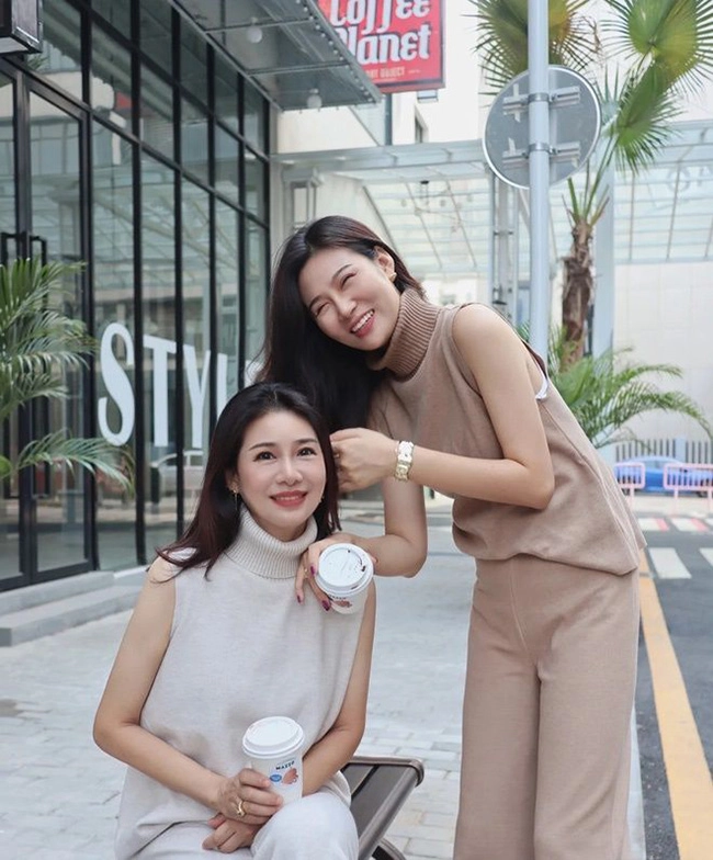 Cặp mẹ và con gái gây lú lẫn ai là mẹ ai là con đáp án quá bất ngờ - 6