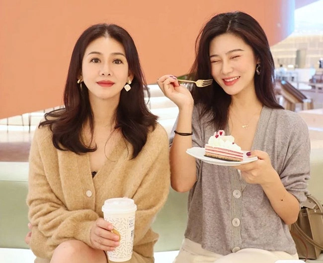 Cặp mẹ và con gái gây lú lẫn ai là mẹ ai là con đáp án quá bất ngờ - 7