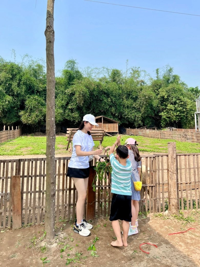 Chụp ảnh ở tàu điện trên cao hn ly kute được khen khéo nuôi con trai cao vượt trội - 18