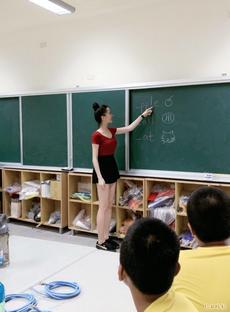 Cô giáo tiểu học mặc gợi cảm đứng trên bục giảngbị nhắc nhở đăng luôn ảnh khoe mông cong - 3