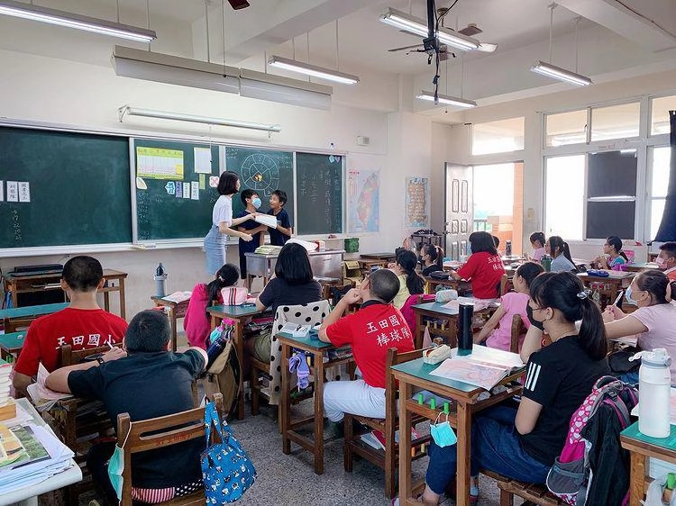 Cô giáo tiểu học mặc gợi cảm đứng trên bục giảngbị nhắc nhở đăng luôn ảnh khoe mông cong - 4
