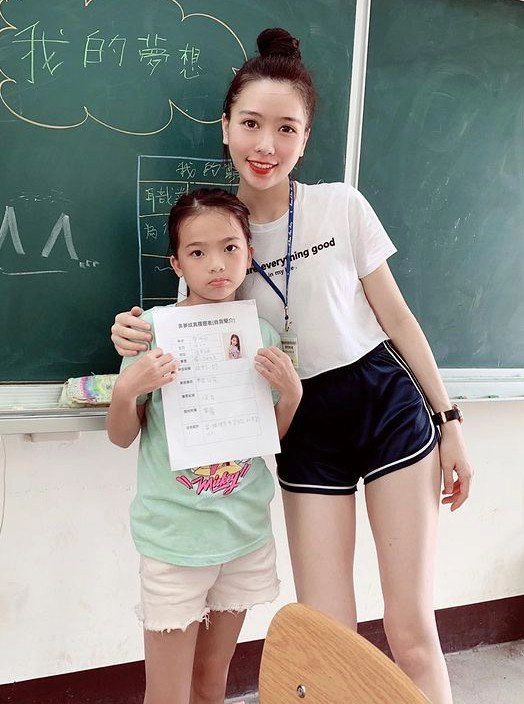 Cô giáo tiểu học mặc gợi cảm đứng trên bục giảngbị nhắc nhở đăng luôn ảnh khoe mông cong - 6