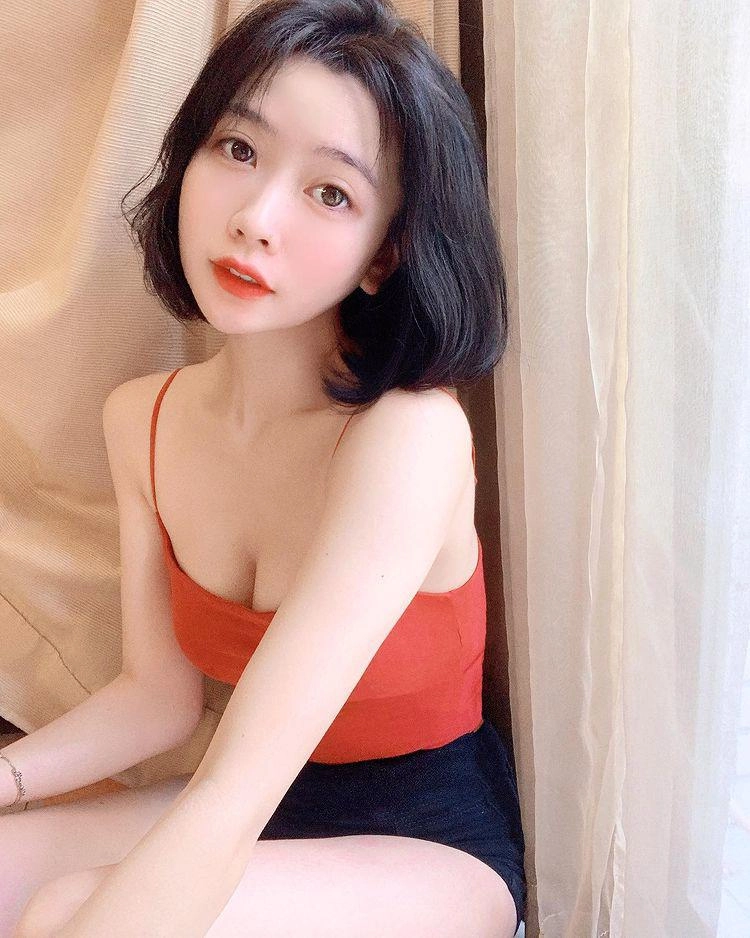 Cô giáo tiểu học mặc gợi cảm đứng trên bục giảngbị nhắc nhở đăng luôn ảnh khoe mông cong - 11