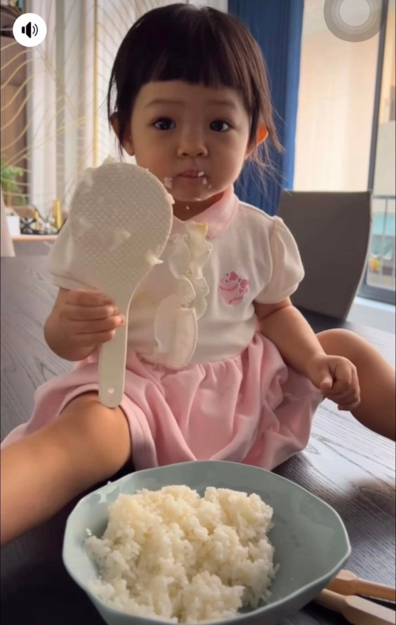 Con gái đại gia cường đôla 19 tháng tuổi lấm lem ăn cơm trắng cũng thấy ngon - 1