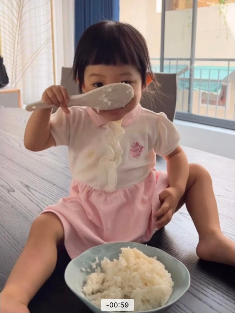 Con gái đại gia cường đôla 19 tháng tuổi lấm lem ăn cơm trắng cũng thấy ngon - 2
