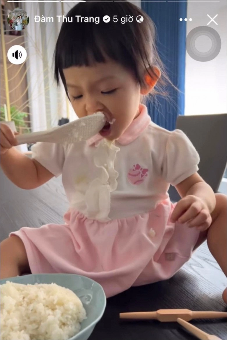 Con gái đại gia cường đôla 19 tháng tuổi lấm lem ăn cơm trắng cũng thấy ngon - 3