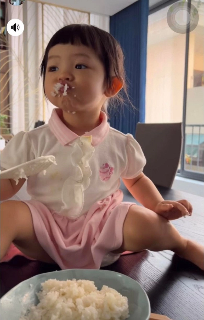 Con gái đại gia cường đôla 19 tháng tuổi lấm lem ăn cơm trắng cũng thấy ngon - 4