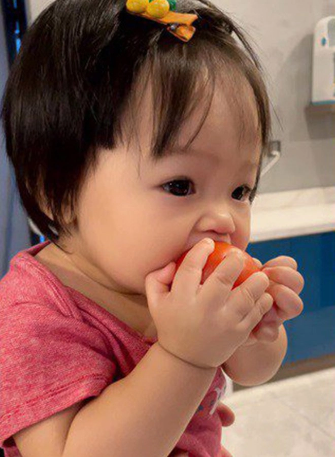Con gái đại gia cường đôla 19 tháng tuổi lấm lem ăn cơm trắng cũng thấy ngon - 5