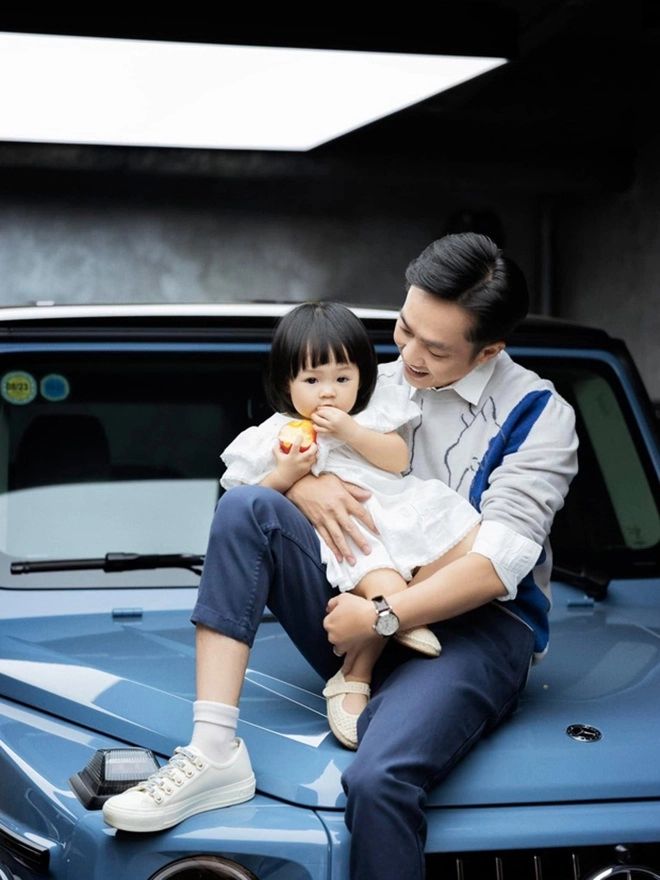 Con gái đại gia cường đôla 19 tháng tuổi lấm lem ăn cơm trắng cũng thấy ngon - 7