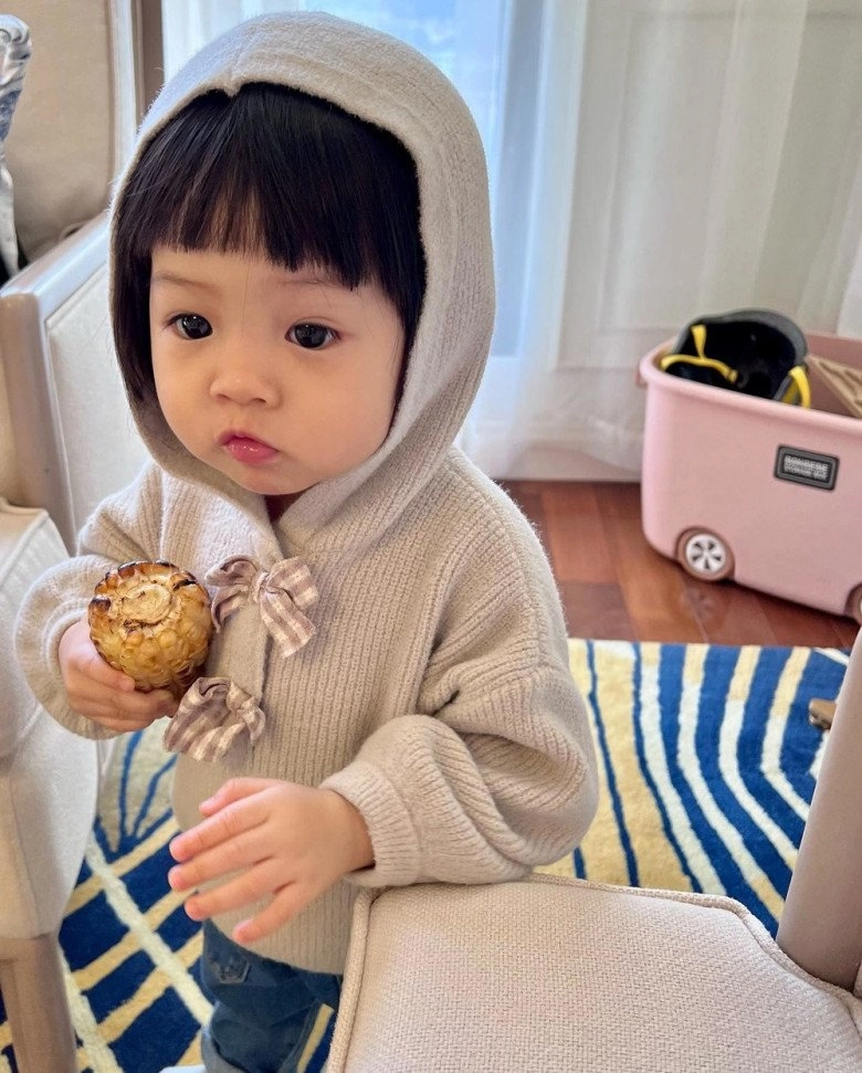 Con gái đại gia cường đôla 19 tháng tuổi lấm lem ăn cơm trắng cũng thấy ngon - 8