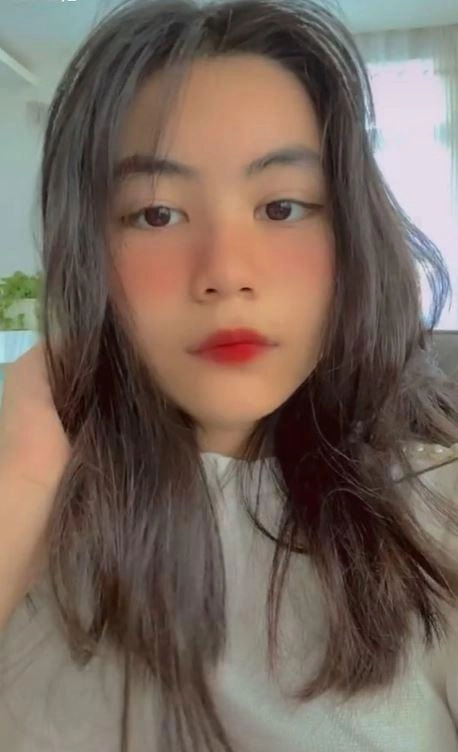 Con gai moi lon lam đieu bang son phan dien vay goi cam quyen linh khong can thiep - 4