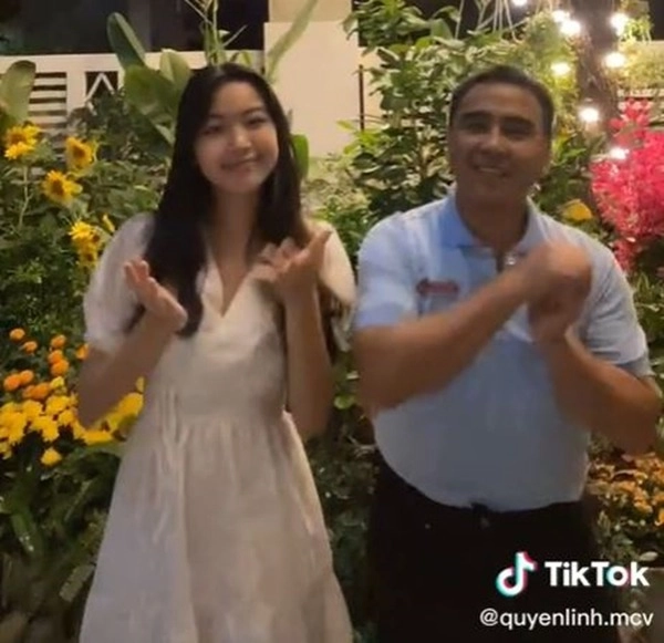 Con gai moi lon lam đieu bang son phan dien vay goi cam quyen linh khong can thiep - 11