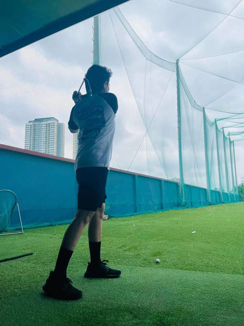 Gil lê đi đánh golf diện đồ chuẩn soái ca nhìn sang hoàng thuỳ linh khác hẳn - 3