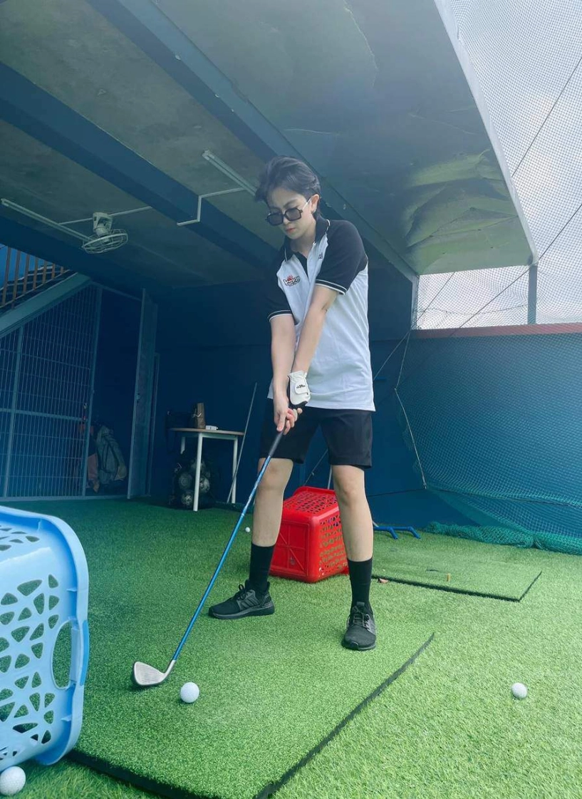 Gil lê đi đánh golf diện đồ chuẩn soái ca nhìn sang hoàng thuỳ linh khác hẳn - 4
