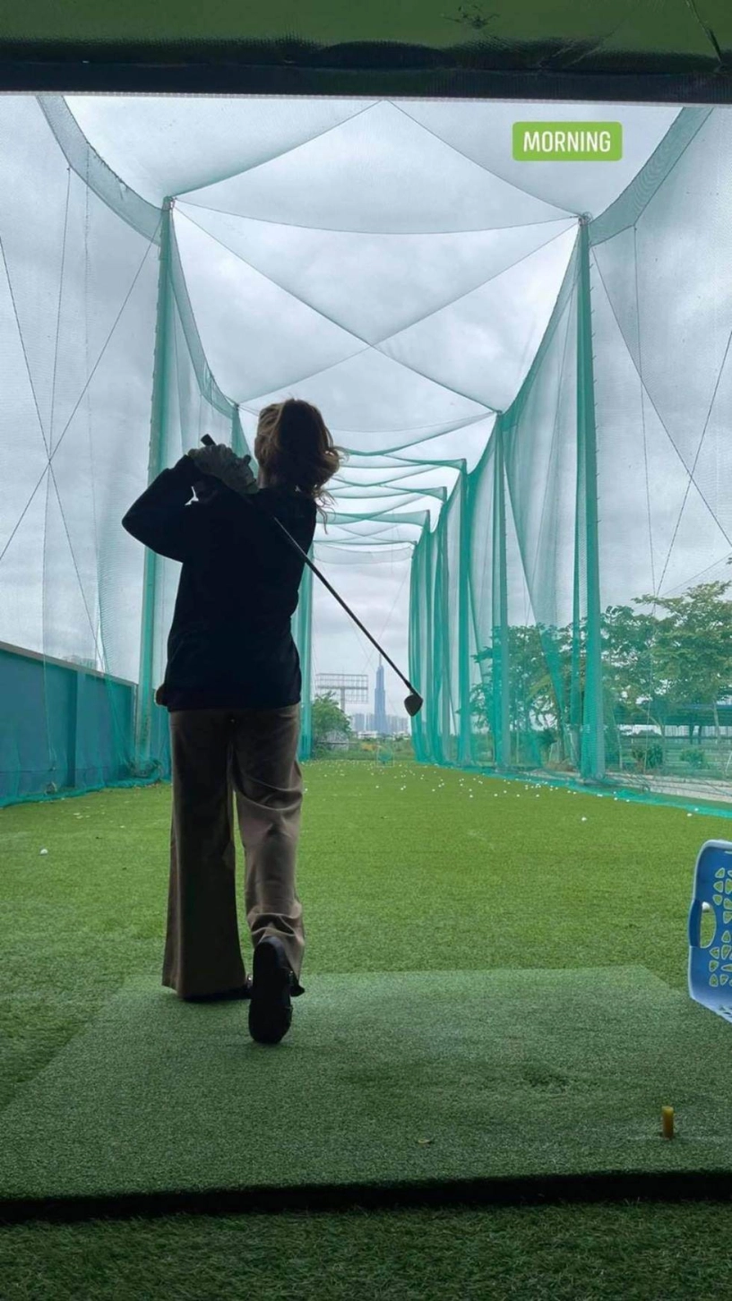 Gil lê đi đánh golf diện đồ chuẩn soái ca nhìn sang hoàng thuỳ linh khác hẳn - 6