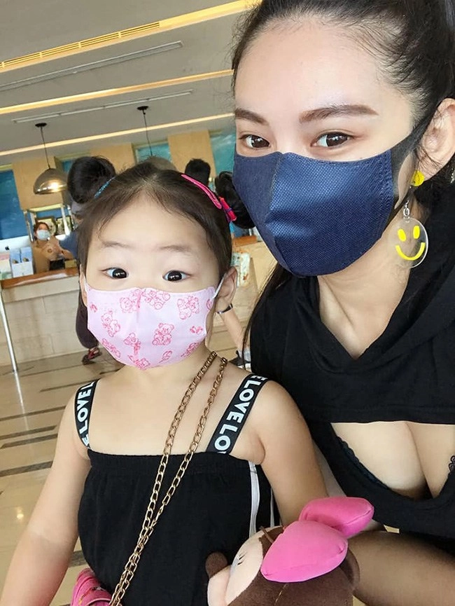 Hội mẹ bỉm sữa khoe ảnh đẹp gợi cảm bên con khiến các ông chồng ghen nóng mặt - 7
