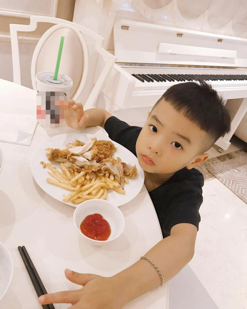 Ít người biết trước khi có 2 con ở mỹ phạm hương từng nuôi 1 cậu bé ở việt nam - 9