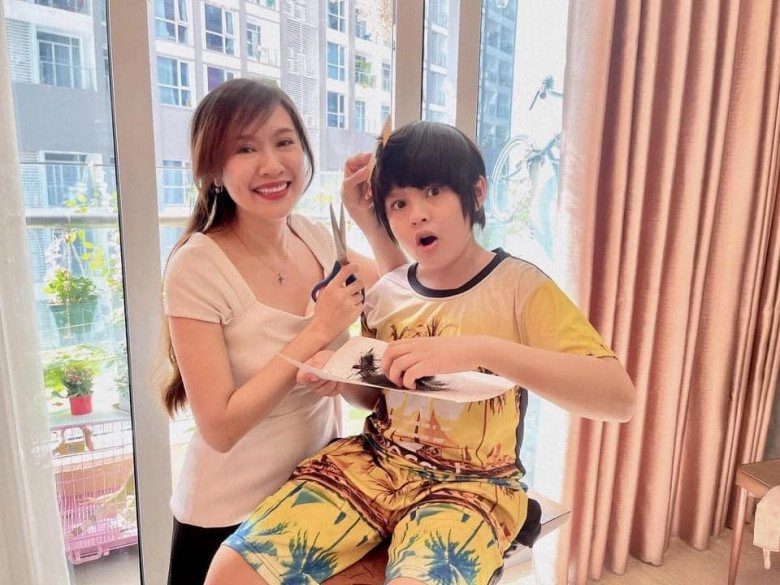 Lần đầu gặp con thanh thúy hốt hoảng sao nó xấu dữ vậy đứa trẻ giờ điển trai y bố - 11