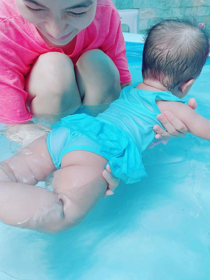 Mạc văn khoa nhận 3 đời mông lép nhưng con gái mông bự vợ hotgirl vội vàngnói giống mẹ - 1