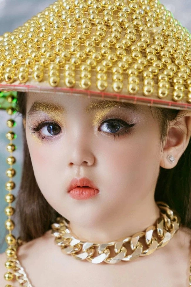 Mẫu nhí 4 tuổi thu nhập 30-50 triệutháng mẹ bé nói gì khi cđm e ngại make-up hư da - 10