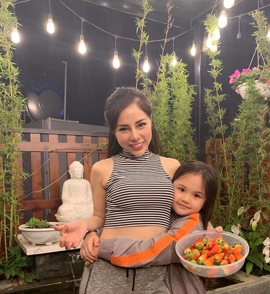 Nữ mc xinh nhất nhì vtv làm mẹ đơn thân gợi cảm được trai tân kém 6 tuổi mê đắm - 16