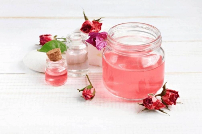 Se khít lỗ chân lông dưỡng da cấp ẩm nhờ cách làm nước hoa hồng siêu đơn giản tại nhà - 1