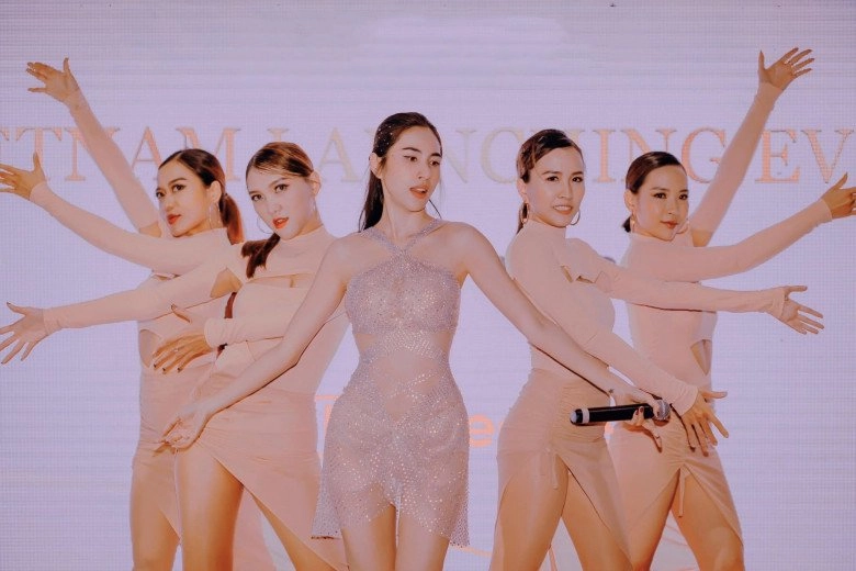 Thuỷ tiên đi hát diệnváy xuyên thấu cắt khoét mạnh tay nhìn kiểu nào cũng thấy như chị em hồ ngọc hà - 1