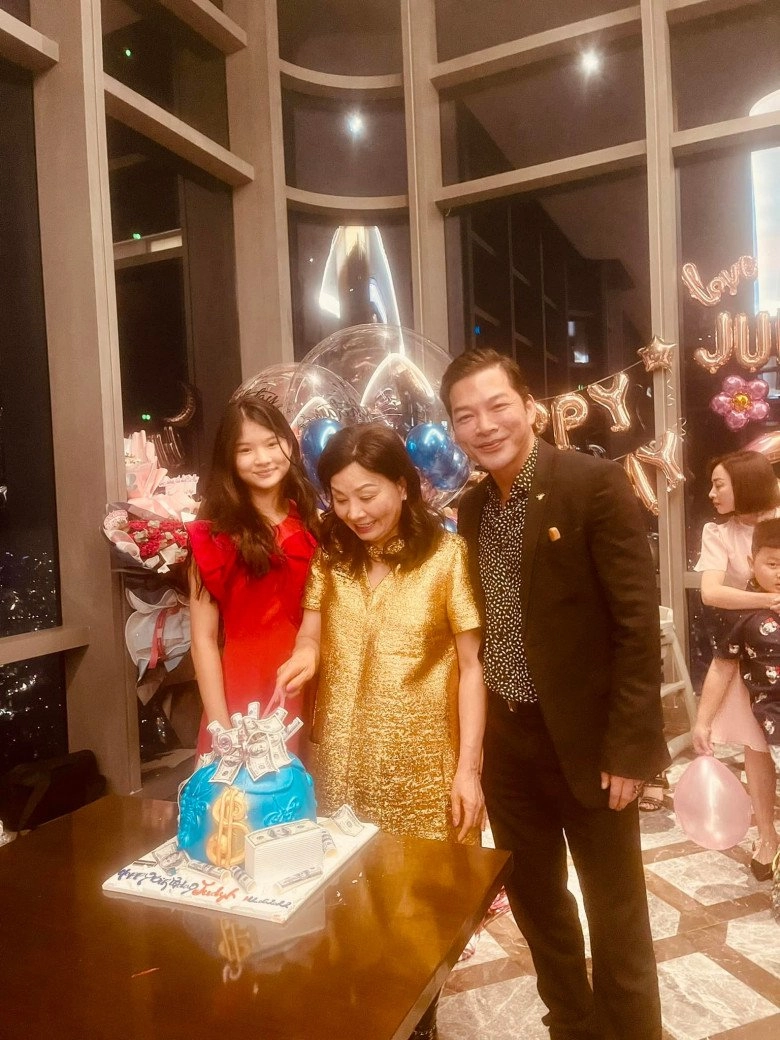 Trần bảo sơn mừng sinh nhật con gái trương ngọc ánh sang chảnh bằng xấp tiền đôla - 2