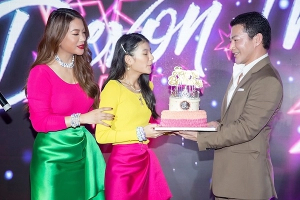 Trần bảo sơn mừng sinh nhật con gái trương ngọc ánh sang chảnh bằng xấp tiền đôla - 3
