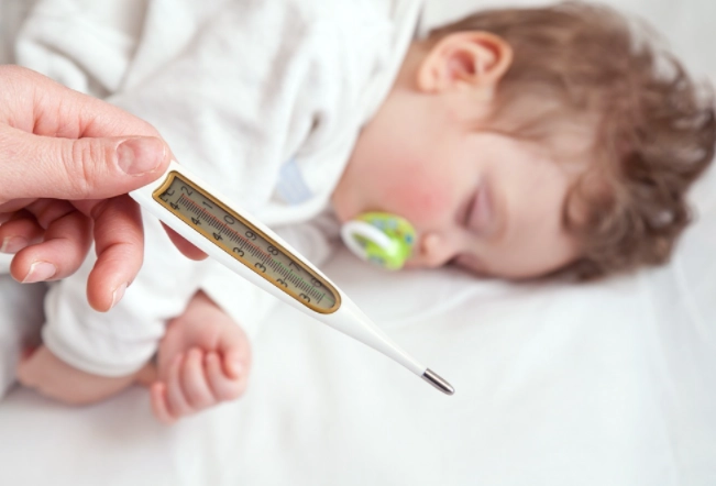 Trẻ sốt mọc răng 39 độ có nguy hiểm không bố mẹ cần làm gì - 2