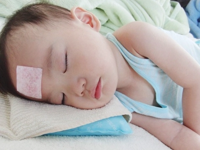 Trẻ sốt mọc răng 39 độ có nguy hiểm không bố mẹ cần làm gì - 3