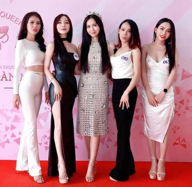Từ hâm mộ thành anti hương giang thí sinh hoa hậu chuyển giới có vóc dáng quyến rũ chẳng kém - 1