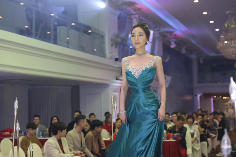 Từ hâm mộ thành anti hương giang thí sinh hoa hậu chuyển giới có vóc dáng quyến rũ chẳng kém - 2