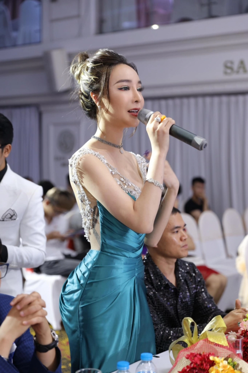 Từ hâm mộ thành anti hương giang thí sinh hoa hậu chuyển giới có vóc dáng quyến rũ chẳng kém - 3