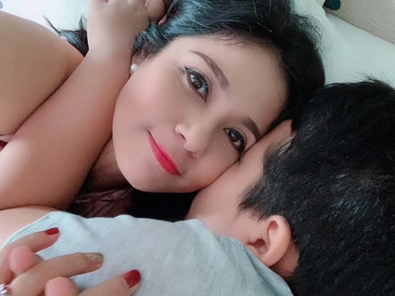 Việt trinh vất vả làm mẹ đơn thân 13 năm giờ con trai cấm mẹ ôm hôn nắm tay - 3