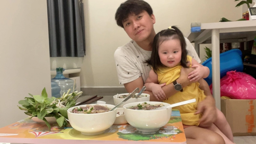 Vợ anh vi cá quách ngọc tuyên làm mẹ bỉm được chồng hơn 16 tuổi chở đi thi tốt nghiệp - 4