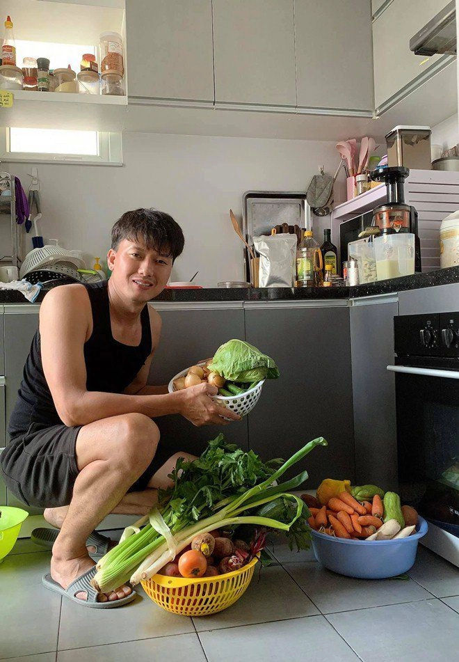 Vợ anh vi cá quách ngọc tuyên làm mẹ bỉm được chồng hơn 16 tuổi chở đi thi tốt nghiệp - 5