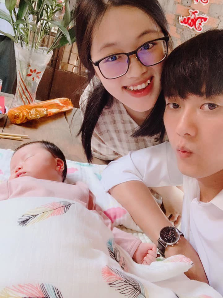 Vợ anh vi cá quách ngọc tuyên làm mẹ bỉm được chồng hơn 16 tuổi chở đi thi tốt nghiệp - 6