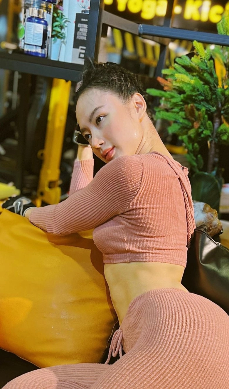 Angela phương trinh lại tạo dáng khoe mông 1 mét bộ phận bóng nhẫy mồ hôi chiếm sóng - 1