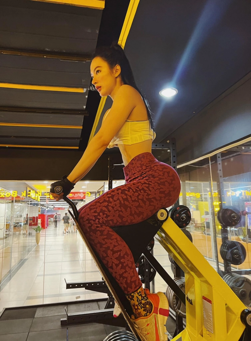 Angela phương trinh lại tạo dáng khoe mông 1 mét bộ phận bóng nhẫy mồ hôi chiếm sóng - 3