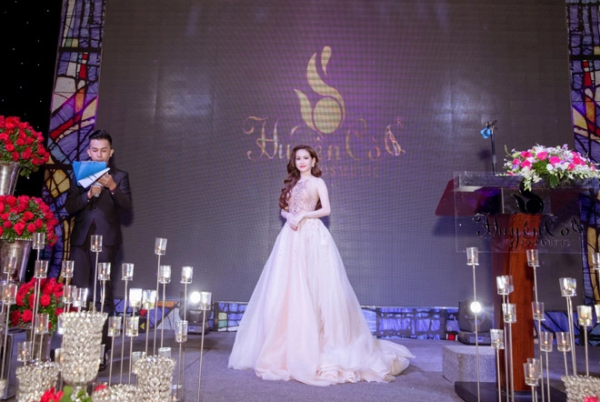 Bích phương idol rủ erik tới chúc mừng huyền cò - cô chủ mỹ phẩm đẹp như hotgirl - 3