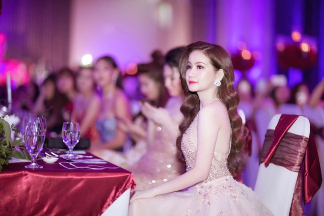 Bích phương idol rủ erik tới chúc mừng huyền cò - cô chủ mỹ phẩm đẹp như hotgirl - 6