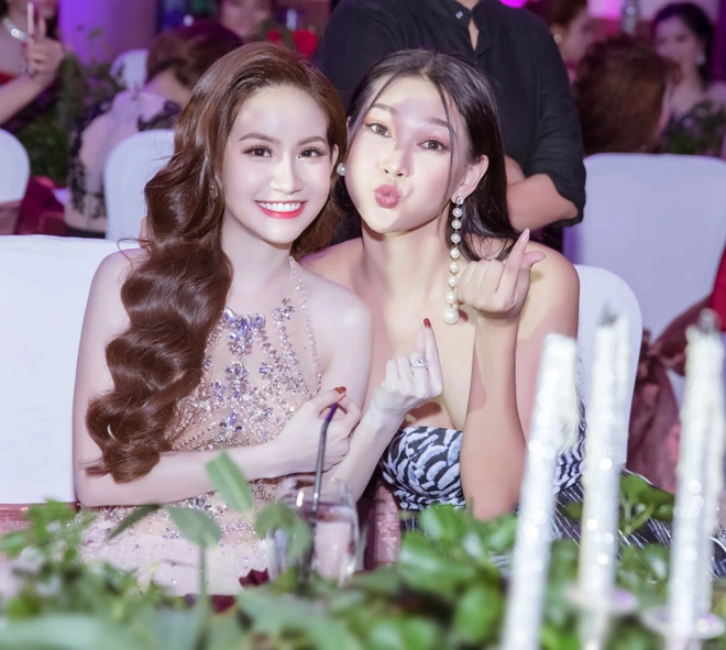 Bích phương idol rủ erik tới chúc mừng huyền cò - cô chủ mỹ phẩm đẹp như hotgirl - 7