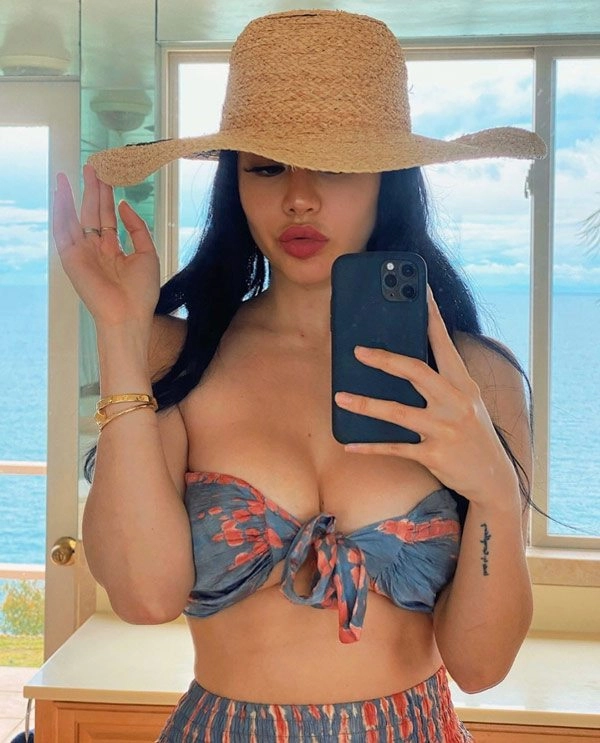 Bom sex gốc việt chỉ thích diện những bộ bikini mỗi khi đi làm - 1