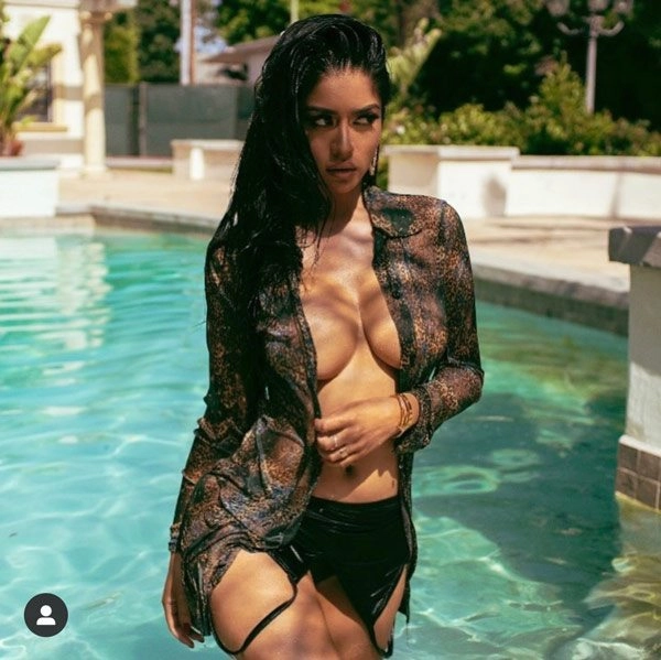 Bom sex gốc việt chỉ thích diện những bộ bikini mỗi khi đi làm - 3