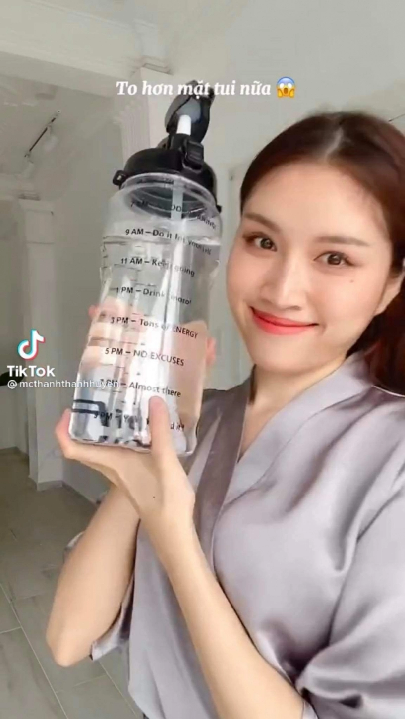 Catwalk sánh đôi bên ngọc trinh mc 3000 chữ giật spotlight với đôi chân dài 1m1 - 10