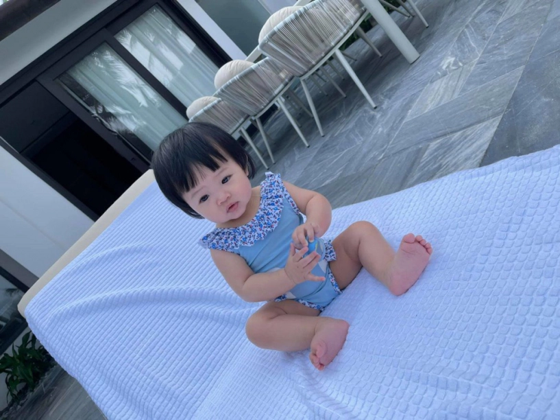 Chập chững biết đi thế lực nhí nhà cường đô la đã diện đồ tạo dáng cực chuyên nghiệp - 18