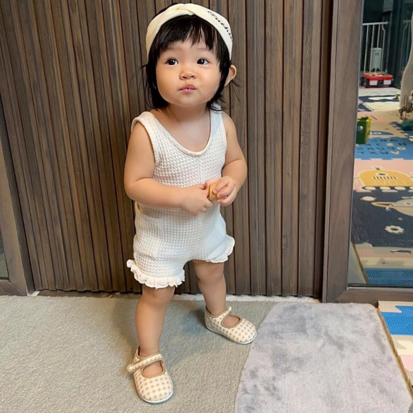 Chập chững biết đi thế lực nhí nhà cường đô la đã diện đồ tạo dáng cực chuyên nghiệp - 2